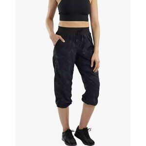 Spyder Ladies "NWT" Active Woven Capri, Black Camo Size Large
